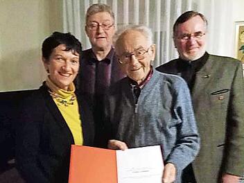 Unser Bild zeigt (von links) MdL und SPD-Kreisvorsitzende Inge Aures, SPD-Ortsvorsitzenden Rudi Gumtow, Erwin Schneider und stellvertretenden SPD-Ortsvorsitzenden Peter Aßmann.  Foto: Werner Reißaus