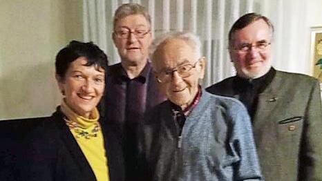 Unser Bild zeigt (von links) MdL und SPD-Kreisvorsitzende Inge Aures, SPD-Ortsvorsitzenden Rudi Gumtow, Erwin Schneider und stellvertretenden SPD-Ortsvorsitzenden Peter Aßmann.  Foto: Werner Reißaus