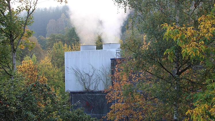 Der Wasserdampf  über der Fabrik GKN Sinter Metals entsteht als Abfallprodukt aus dem Sinterprozess. Er ist ungefährlich. Foto: Julia Raab