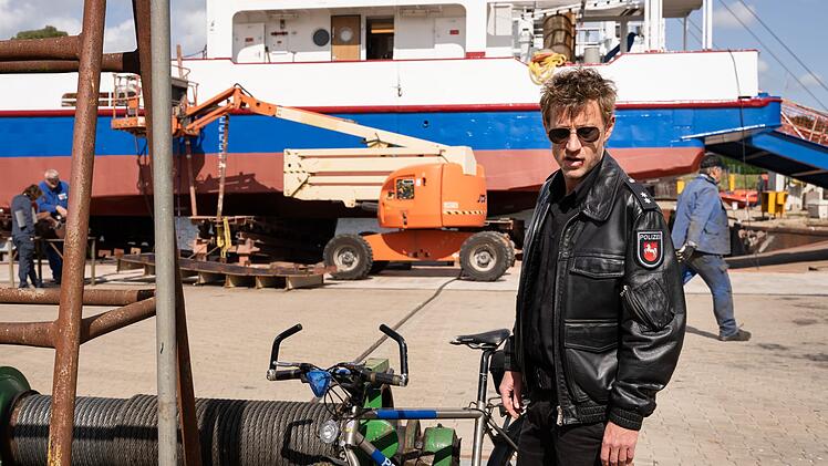 Der coolste Cop von Leer oder der unprofessionellste? Henk Cassens (Maxim Mehmet) hat am Abend zuvor zu viel getrunken. Er kann weder Auto fahren noch kann er sich an die Kneipenschl&auml;gerei erinnern.