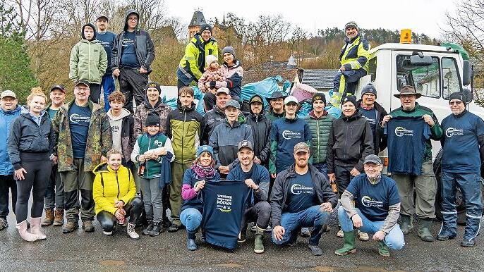Rund 30 Helfer hatten sich Bernd Neugebauer angeschlossen. Es halfen Kollegen von den S&Uuml;C und MItglieder des Bezirksfischereivereins.