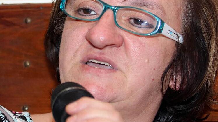 Manuela Hofius, die sich über die Verkehrsbelastung in der Heugasse ärgert.