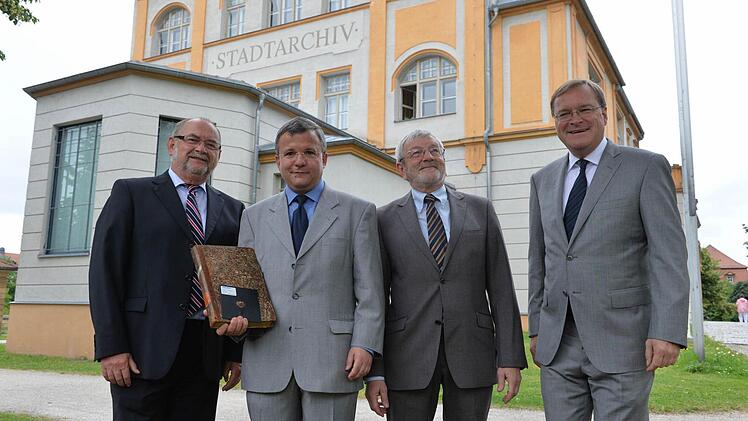Bürgermeister Hipelius (links) und OB Starke (rechts) mit dem neuen und ausscheidenden Leiter des Stadtarchivs. Foto: Ronald Rinklef