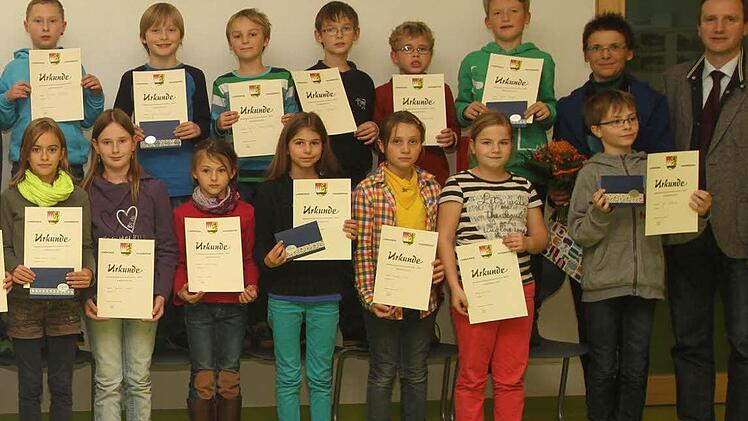 Der eine Teil der Schulsieger aus den 15 Grundschulen des Schulamtsbezirks Haßberge, der um die Meisterschaft im Lansdkreis Haßberge wetteiferte. Foto: Günther Geiling