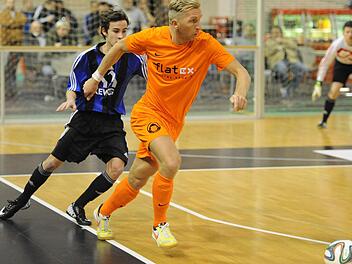 Der Weidener Andreas Koppmann (links) sieht nur die Hacken von Johannes Adam: Er erzielte für den ATS den 1:1-Ausgleich. Als Kulmbach durch einen Wechselfehler in Unterzahl war, drehte der Bayernligist auf und gewann noch 4:1. Die hohe Niederlage kostete den Kreisliga-Tabellenführer den Einzug ins Halbfinale. Fotos: Peter Mularczyk