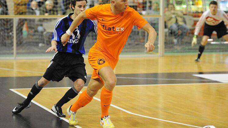 Der Weidener Andreas Koppmann (links) sieht nur die Hacken von Johannes Adam: Er erzielte für den ATS den 1:1-Ausgleich. Als Kulmbach durch einen Wechselfehler in Unterzahl war, drehte der Bayernligist auf und gewann noch 4:1. Die hohe Niederlage kostete den Kreisliga-Tabellenführer den Einzug ins Halbfinale. Fotos: Peter Mularczyk