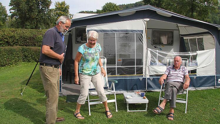 Campingplatzbetreiber Harry Hofmann (links) plaudert zwar noch locker mit seinen niederländischen Gästen Martin und Diny van Loosbroek, doch 2017 läuft sein Vertrag für das Gelände in Stadtsteinach aus. Und er möchte ihn nicht verlängern. Fotos: Sonja Adam