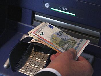 Erst am 27. Januar wird der Bundesgerichtshof seine Entscheidung verkünden, ob die Regelung für Bar-Abhebungen bei den Vereinigten Raiffeisenbanken in Ordnung ist.  Foto: Josef Hofbauer