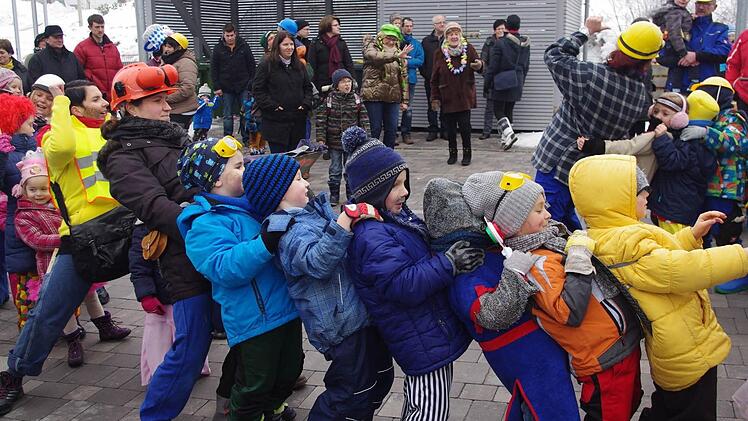 Viele fleißige Handwerker gab es beim Motto-Gaudiwurm des Kindergartens auf dem Wilhelmsthaler Eichsberg zu sehen. Foto: Heike Schülein
