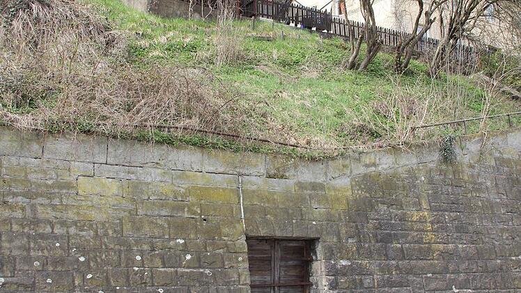 Schräg unterhalb der südlichen Geschütz-Stellung befand sich ein Luftschutzbunker, in den die Menschen bei Fliegerangriffen flüchteten.  Foto: Friedwald Schedel