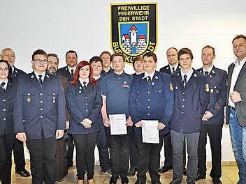 Stolz nahmen die Anw&auml;rter Max Konrad (Dritter von links), Celina Pechtold, Felix Rank, Tim Walder, Christian Greich, Peter Nikolay, Christoph Berthold, Leon Wolf ihre Abzeichen entgegen. Es gratulierten (von links) Jugendwartin Kristina Gro&szlig;, Vorsitzender Walter Petterich, Pater Kosma Rejmer (Vierter von links), stellvertretender Kommandant Michael Kannengie&szlig;er (F&uuml;nfter von links), Dritter B&uuml;rgermeister Manfred Hofmann (rechts), Kommandant Andr&eacute; Grothues (Zweiter von rechts) und Kreisbrandmei...