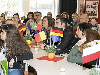 Gäste aus gleich vier europäischen Ländern weilen derzeit im Rahmen des Erasmus-Projekts "Spuren jüdischen Lebens in Europa" am Regiomontanus-Gymnasium in Haßfurt. Die jungen Leute gestalten am kommenden Donnerstag einen Galaabend im "Silberfisch" am Schulzentrum, zu dem ab 19 Uhr jedermann willkommen ist. Fotos: Sabine Weinbeer