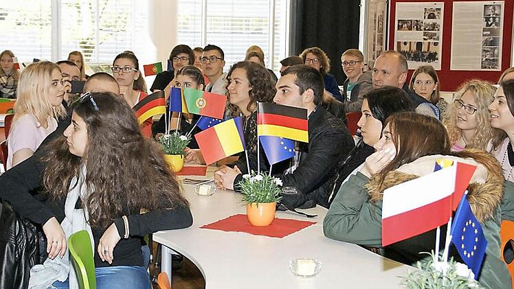 Gäste aus gleich vier europäischen Ländern weilen derzeit im Rahmen des Erasmus-Projekts "Spuren jüdischen Lebens in Europa" am Regiomontanus-Gymnasium in Haßfurt. Die jungen Leute gestalten am kommenden Donnerstag einen Galaabend im "Silberfisch" am Schulzentrum, zu dem ab 19 Uhr jedermann willkommen ist. Fotos: Sabine Weinbeer