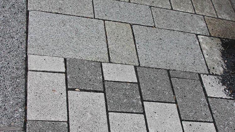Im Außenbereich liegt Betonpflaster (unten), zwischen Rathaus und Sparkasse werden die Gehsteige mit Granitpflaster (oben) belegt. Foto: Friedwald Schedel