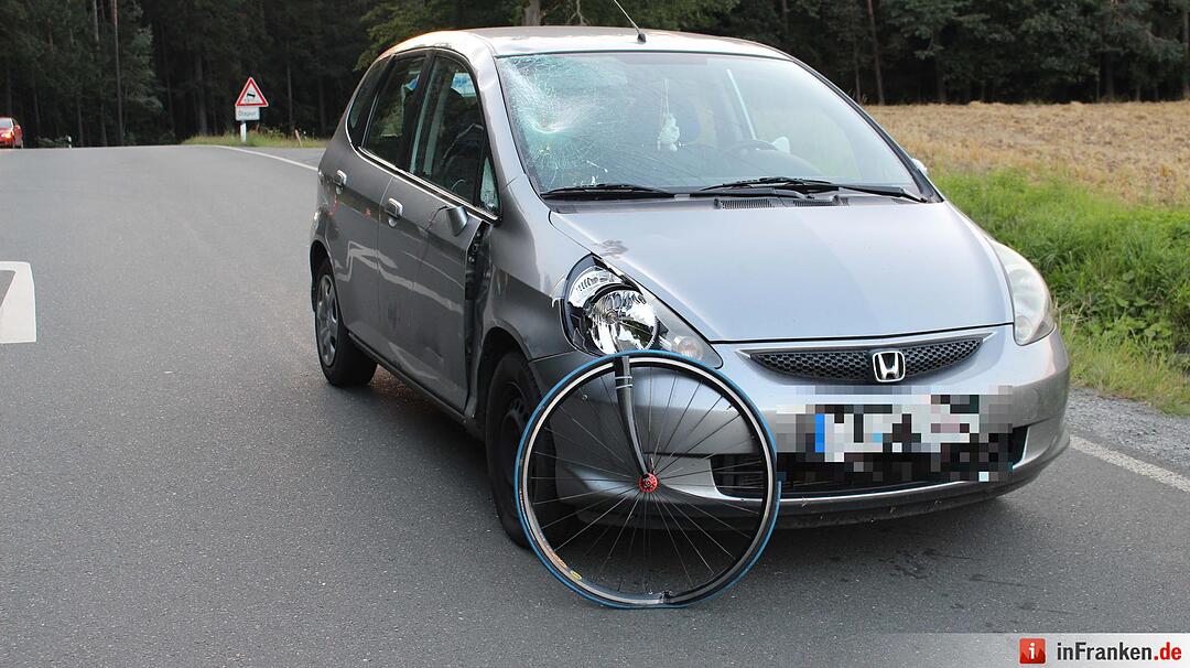 Kreis Bayreuth: Autofahrer erfasst Radler und verletzt ihn schwerst