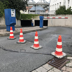 Rohrbruch setzt Tiefgarage unter Wasser - THW und Feuerwehr müssen in der Nacht anrücken – Bauarbeiter übernehmen am Morgen die Reinigungsarbeiten – Tiefgarage bleibt für die Öffentlichkeit gesperrt – Ausmaß des Wasserschadens immer noch erkennbar