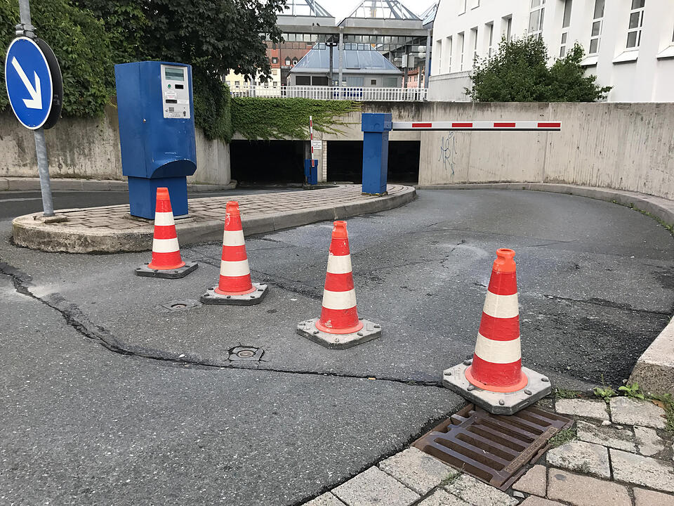 Rohrbruch setzt Tiefgarage unter Wasser - THW und Feuerwehr müssen in der Nacht anrücken – Bauarbeiter übernehmen am Morgen die Reinigungsarbeiten – Tiefgarage bleibt für die Öffentlichkeit gesperrt – Ausmaß des Wasserschadens immer noch erkennbar
