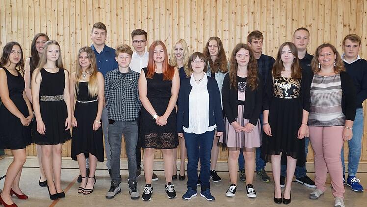 Die Neuntklässler der Montessori-Schule freuen sich über den qualifizierenden Hauptschulabschluss.  Foto: Marion Eckert