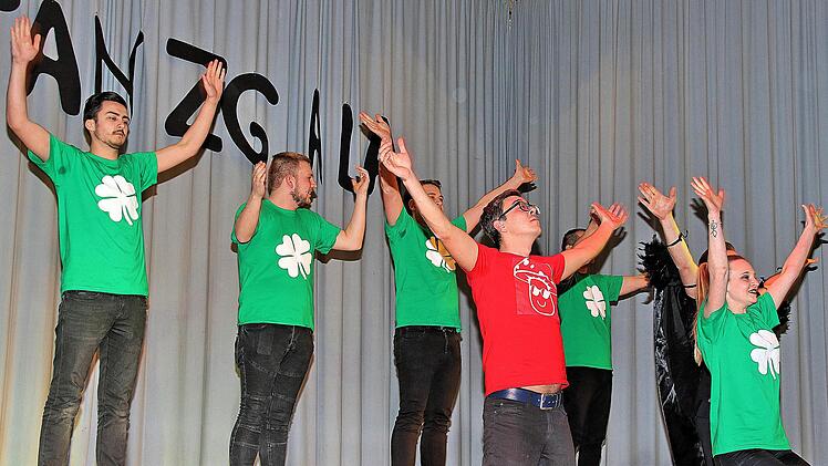 Das Männerballett aus Bad Neustadt wurde durch eine Frau verstärkt. Foto: Dieter Britz