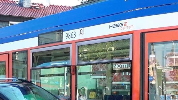 Beim Wenden ist in N&uuml;rnberg ein Transporter mit einer Stra&szlig;enbahn zusammengesto&szlig;en. Dabei wurden zwei Menschen verletzt. Symbolfoto: Alexander Kreuz/dpa