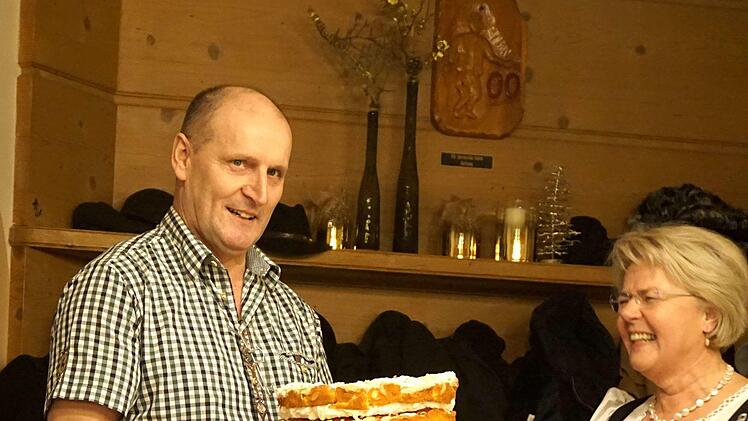 Wirt Andreas Süß bekam eine Torte geschenkt.  Foto: Richard Sänger