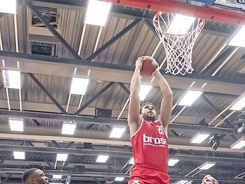 Elias Harris hat die Lücke in der Verteidigung von Rasta Vechta gefunden und schließt mit einem kraftvollen Dunking ab. Foto: Chrisian Becker