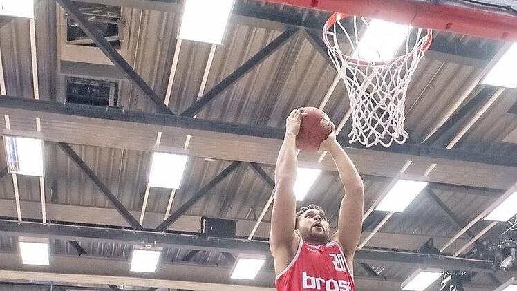 Elias Harris hat die Lücke in der Verteidigung von Rasta Vechta gefunden und schließt mit einem kraftvollen Dunking ab. Foto: Chrisian Becker