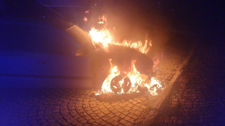 Feuer neben A3: In der Nacht auf Sonntag brannte das erste Auto auf dem Autobahn-Parkplatz "Weißer Graben". Foto: Feuerwehr Heroldsberg
