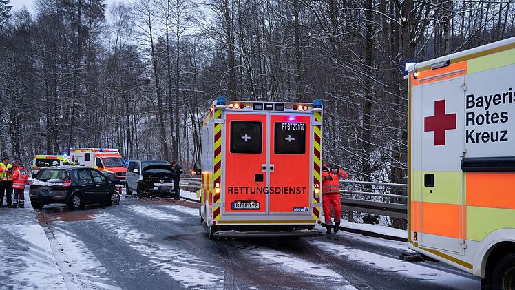 Warmensteinach: F&uuml;nf Kinder bei Autounfall auf spiegelglatter Stra&szlig;e verletzt - Rettungshubschrauber im Einsatz