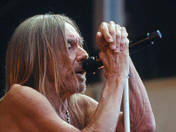 Beim Konzert in der Zitadelle Spandau wendet sich Iggy Pop auch immer wieder an "seine" Berliner.