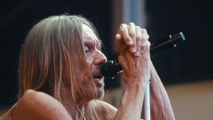 Beim Konzert in der Zitadelle Spandau wendet sich Iggy Pop auch immer wieder an "seine" Berliner.