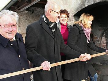 Museumsleiterin Birgit Jauernig (Zweite v.r.) und die Leitung des Fördervereins fühlen sich nicht nur für den Backofen zuständig. Im Bild zu sehen sind v.l. Geschäftsführer Ulrich Pohl, Vorsitzender Jakobus Kötzner, und Kassiererin Sabine Schieweck,.
