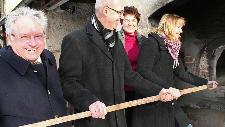 Museumsleiterin Birgit Jauernig (Zweite v.r.) und die Leitung des Fördervereins fühlen sich nicht nur für den Backofen zuständig. Im Bild zu sehen sind v.l. Geschäftsführer Ulrich Pohl, Vorsitzender Jakobus Kötzner, und Kassiererin Sabine Schieweck,.
