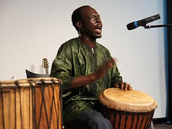 Kasssim Traore aus Mali trommelt zum Fest in Höchstadt mit Leidenschaft.  Fotos: Heike Reinersmann