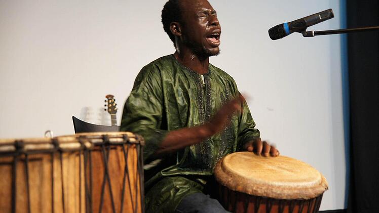 Kasssim Traore aus Mali trommelt zum Fest in Höchstadt mit Leidenschaft.  Fotos: Heike Reinersmann