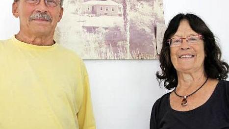 Georg und Sonia Strehl vor einem schon etwas verblassten Bild von Sonias Elternhaus in Belo Horizonte. Fotos: Ralf Kestel