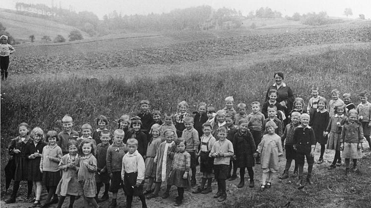Das älteste Bild von Hans Pfadenhauer (in der Mitte, mit Hosenträgern): Mit sechs Jahren bei einem Ausflug am Kordigast. Foto: Privat