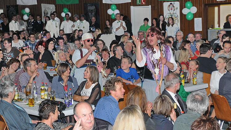 "Die jungen Bäuerinnen" ließen das Gemeinde-Geschehen Revue passieren.  Foto: Kalr Heinz Wirth
