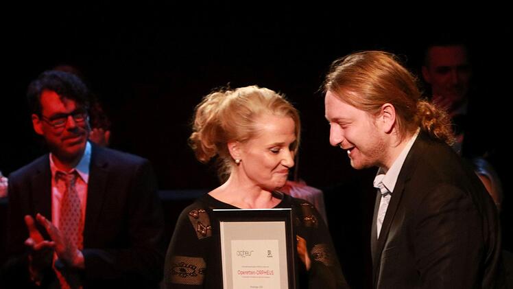Der Operetten-Abend "Wir laden gern uns Gäste ein" bildete den festlichen Rahmen für die Verleihung der Auszeichnung "Operetten-Frosch" des Bayerischen Rundfunks an das Landestheater Coburg.Foto: Jochen Berger