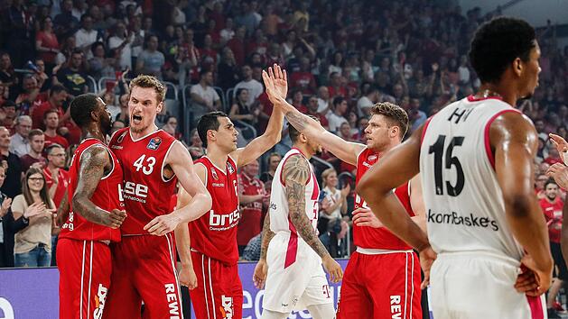 Die Bamberger (von links ) Dorell Wright, Leon Radosevic, Nikos Zisis und Lucca Staiger jubeln nach dem Sieg, der den Einzug ins Halbfinale bedeutete.