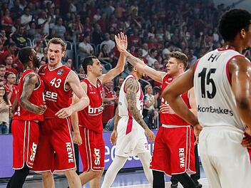 Die Bamberger (von links ) Dorell Wright, Leon Radosevic, Nikos Zisis und Lucca Staiger jubeln nach dem Sieg, der den Einzug ins Halbfinale bedeutete.
