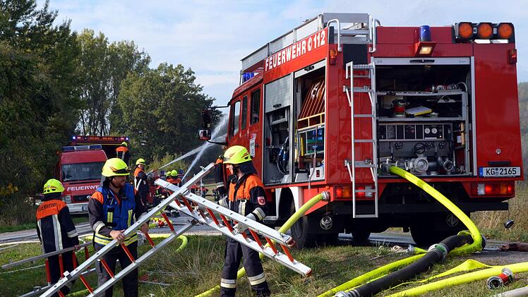 Zur Großübung auf einem Nüdlinger Aussiedlerhof wurden insgesamt sechs Wehren nach Nüdlingen gerufen.  Foto: Peter Rauch