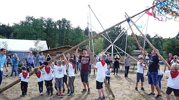 Die Mini Ortsburschen und Madle durften in Falkendorf ihren eigenen Baum aufstellen.  Foto: Richard S&auml;nger