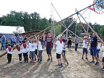 Die Mini Ortsburschen und Madle durften in Falkendorf ihren eigenen Baum aufstellen.  Foto: Richard Sänger