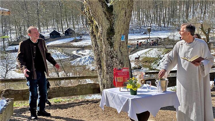 Mit seiner gespielten Scheu vor dem Weihwasser brachte Stadtförster und Wildpark-Leiter Axel Maunz (links) nicht nur Gemeindereferent Bernd Keller zum Lachen