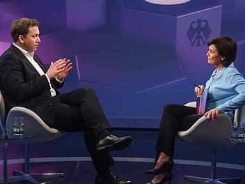 In Bezug auf die Mütterrente erklärt Lars Klingbeil im Gespräch mit Sandra Maischberger: "Markus Söder ist das sehr wichtig."
