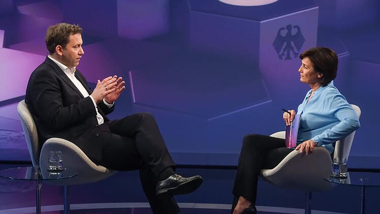 In Bezug auf die Mütterrente erklärt Lars Klingbeil im Gespräch mit Sandra Maischberger: "Markus Söder ist das sehr wichtig."