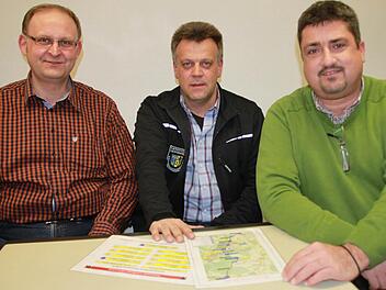 Die Kreisbrandmeister (von links) Siegfried Hammrich, Thomas Hofmann und Lutz Schneider stellen das Alarmierungskonzept für Unfälle auf der A 73, der B 173 und der B 289 neu vor. Fotos: Matthias Einwag