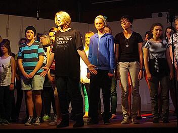 Doris Schuster (vorne Mitte) bewies in ihrer Rolle als Leonardo nicht nur großes Schauspieltalent, sondern sie sang auch sehr textverständlich mit schöner Stimme.  Foto: Heike Schülein