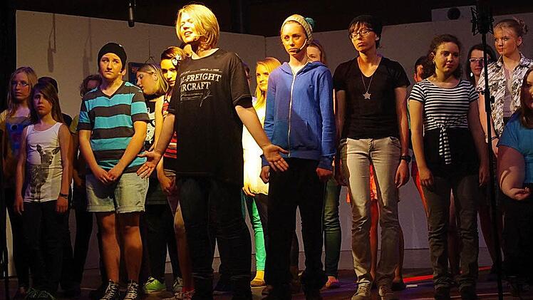 Doris Schuster (vorne Mitte) bewies in ihrer Rolle als Leonardo nicht nur großes Schauspieltalent, sondern sie sang auch sehr textverständlich mit schöner Stimme.  Foto: Heike Schülein